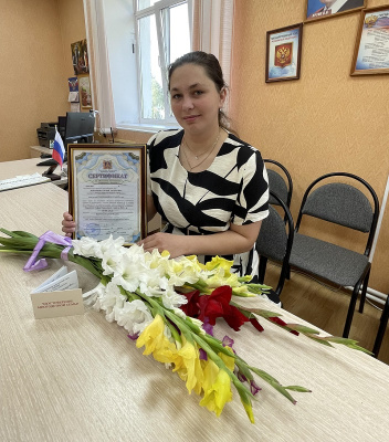 Торжественное вручение сертификата на областной материнский (семейный) капитал Торжественное вручение сертификата на областной материнский (семейный) капитал