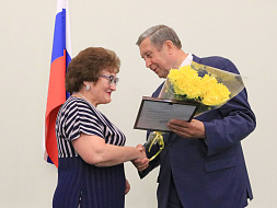 Александр Богомаз поздравил социальных работников Брянской области с профессиональным праздником Александр Богомаз поздравил социальных работников Брянской области с профессиональным праздником