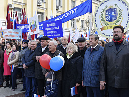 В День народного единства Российский флаг объединил представителей различных национальностей, вероисповеданий, профессий и политических взглядов В День народного единства Российский флаг объединил представителей различных национальностей, вероисповеданий, профессий и политических взглядов