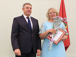 Александр Богомаз поздравил социальных работников Брянской области с профессиональным праздником Александр Богомаз поздравил социальных работников Брянской области с профессиональным праздником