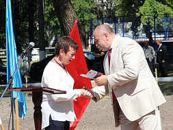В Год добровольца Губернатор Брянской области вручил ключи от квартир 12 детям-сиротам и открыл сквер Добровольцев В Год добровольца Губернатор Брянской области вручил ключи от квартир 12 детям-сиротам и открыл сквер Добровольцев
